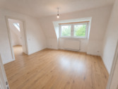 Foto - **Frisch renoviert: Gemütliche DG-Wohnung mit modernem Tageslichtbad und eigenem Garten**