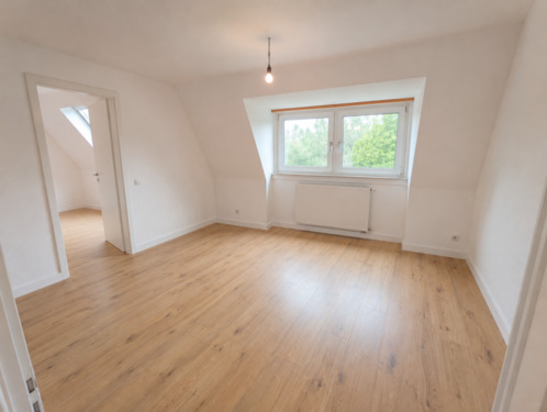 Foto - **Frisch renoviert: Gemütliche DG-Wohnung mit modernem Tageslichtbad und eigenem Garten**