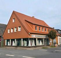 Wohn- und Geschäftshaus mit großer Fensterftont - Laer