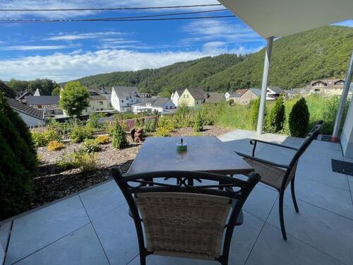 Foto - Modern möblierte 45-m²-Souterrainwohnung mit großer Terrasse & Weitblick – sofort bezugsfertig