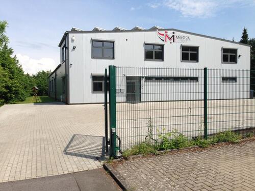 Foto - Halle und Bürogebäude 800 m² mit Parkplätzen in Top Zustand