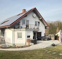 Modernes Zweifamilienhaus mit großem Gartengrundstück in ruhiger Lage von Döbeln