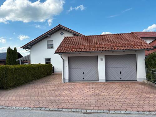 Foto - Haus Einfamilienhaus Wohnhaus Mehrfamilienhaus Garage Garten