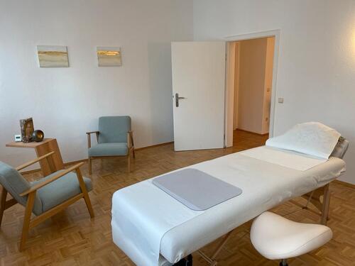 Foto - Freundlicher Praxisraum in Privatpraxis, Altbau, Parkettboden