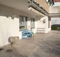 Großzügige 3-Zimmer-Wohnung mit sonniger Terrasse, Garten und Einbauküche - Estenfeld