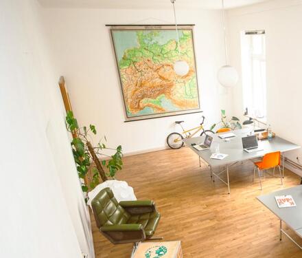 Foto - Heller Schreibtisch in Düsseldorf-Bilk