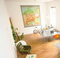 Heller Schreibtisch in Düsseldorf-Bilk