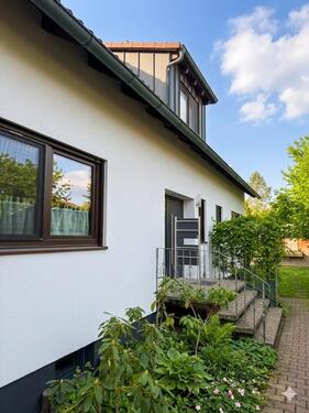 Foto - Helle u. moderne 4-Zi.-DG.-Whg. mit Balkon u. Garten ab 01.06.
