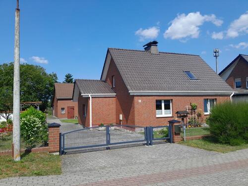 Foto - Einfamilienhaus mit großzügigem Grundstück und Nebengelass