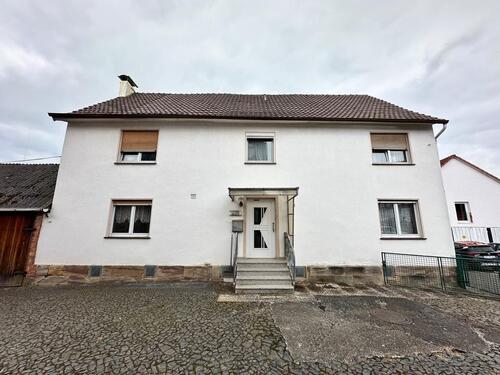 Foto - Bauernhaus mit Scheune und mehreren Garagen