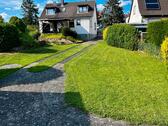 Foto - Sanierungsbedürftiges Einfamilienhaus mit großem Garten & Garage