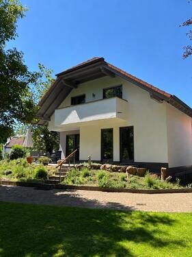 Foto - Freistehendes, massiv gebautes Einfamilienhaus mit großzügigem Ga
