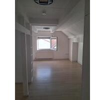 2-Zimmer-Wohnung mit Küche und Balkon in Groß-Zimmern.