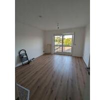 Helle 2 Zimmer Wohnung mit Balkon, Küchenzeile frei ab 01.11. - Saarbrücken West