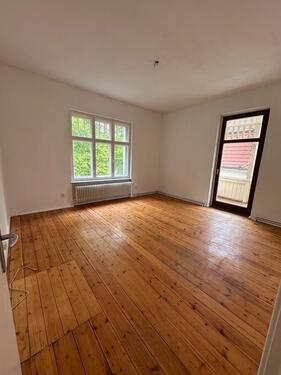 Foto - Hermsdorf, 3 Zi. Altbau, Dielen, Balkon, Wannenbad mit Fenster
