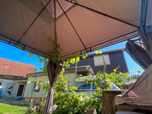 Foto - 3 Seiten Hof mit Haus kernsaniert, kleiner Garten -Dorf