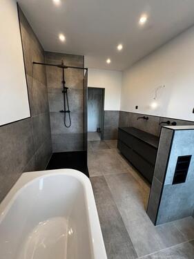 Foto - Sarnierte 5-Zimmer-Wohnung mit Balkon + Garten + Doppelgarage