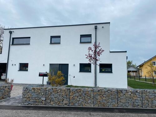 Foto - Modernes Einfamilienhaus mit großem Garten