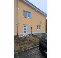 Maisonette mit Hauscharakter – 2 Etagen, Terrasse, Einbauküche - Rheinhausen