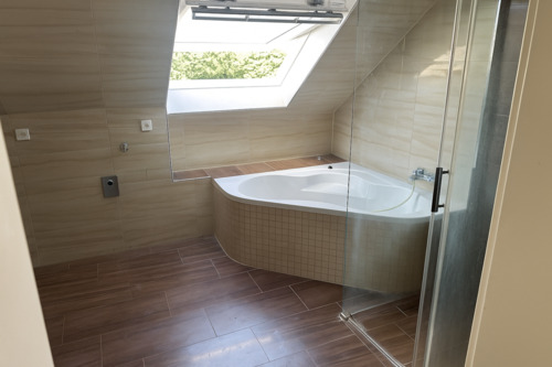 Foto - Großzügige Dachgeschosswohnung mit 4 Zimmern, Echtholzboden und G