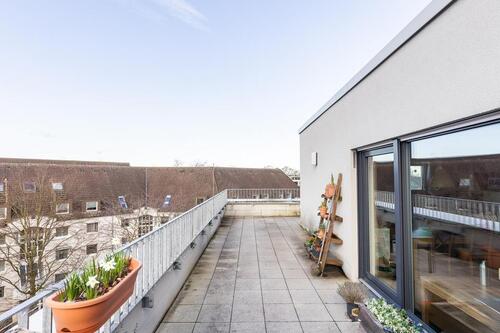Foto - helles Penthouse mit großer Terrasse und Einbauküche