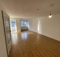 schöne helle 2-Zimmer Whg., EBK, Diele, Bad optional TG-Stellplatz - Köln Mülheim