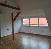 00503 Wohnen mit Charme und Ruhe: Lichtdurchflutete Dachgeschosswohnung mit Balkon, Gartenmitnutzung und 2 Stellplätzen in Bad Staffelstein