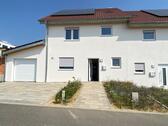 Foto - Erstbezug - moderne DH Hälfte mit PV Anlage, Wallbox, Wärmepumpe