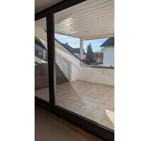 Helle, teilmöblierte 3-Zimmer-Dachgeschosswohnung mit Loggia - Rheinstetten