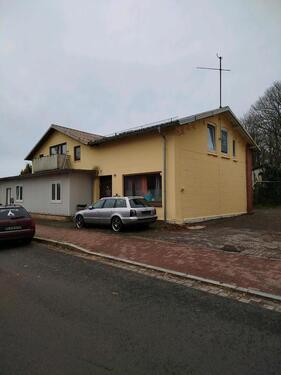 Foto - sanierungsbedürftiges Mehrfamilienhaus mit Potential.