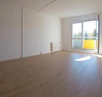 Frisch sanierte 2-Zimmer-Dachgeschosswohnung mit Südbalkon - Dresden Prohlis