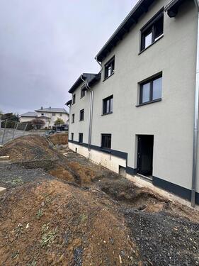 Foto - Erstbezug: Doppelhaushälfte mit Garten, Terrasse & 2 Stellplätzen
