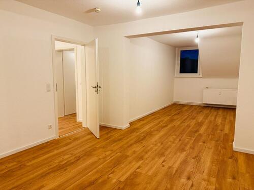 Foto - Frisch sanierte und helle 2-Zimmer-Wohnung mit Balkon & EBK