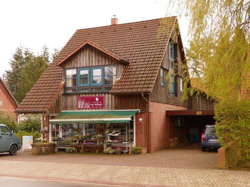 Foto - Wohnen im Grünen: Maisonette mit Dachterrasse, Garage & Carport