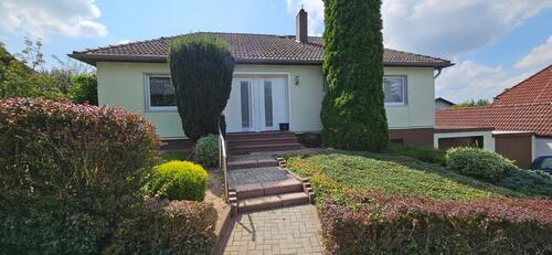 Foto - Freistehender Bungalow (unterkellert) mit Garten in ruhiger Lage