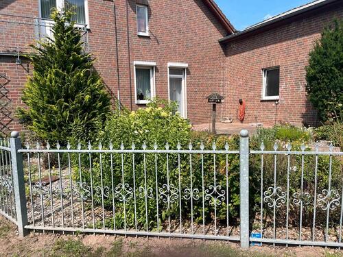 Foto - Haus mit Garten, Balkon, Terrasse, Nebengebäuden und Wiese