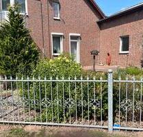 Haus mit Garten, Balkon, Terrasse, Nebengebäuden und Wiese - Lüchow (Wendland)