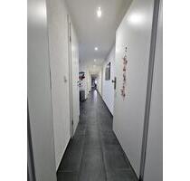 Neuwertige Dachgeschosswohnung mit drei Zimmern und Einbauküche - Ditzingen