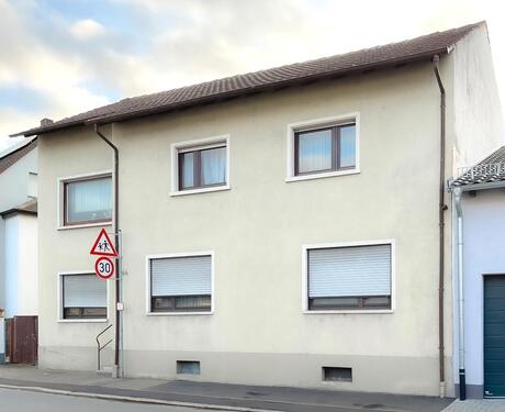 Foto - 1-2 Fam.Haus 7-9 Zi., 209 qm, Oberhausen, weitere Bebauung PRIVAT