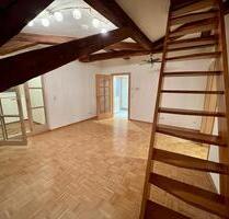 Außergewöhnliche 2-Zimmer-Wohnung mit Loggia und Dachstudio - Haßfurt