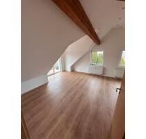 Schöne 2-Zimmer-Dachgeschosswohnung mit Balkon - Detmold Hakedahl
