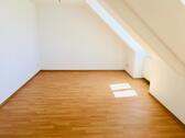 Foto - SEHR SCHÖNE NEU RENOVIERTE 2 ZIMMER RAUM DACHGESCHOSSWOHNUNG!