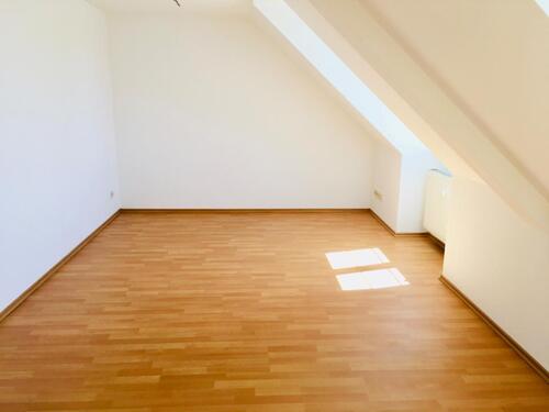 Foto - SEHR SCHÖNE NEU RENOVIERTE 2 ZIMMER RAUM DACHGESCHOSSWOHNUNG!