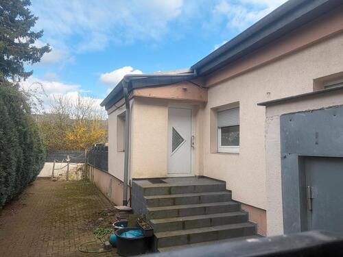 Foto - Bungalow freistehend mit großem Garten.