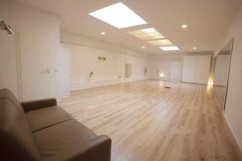 Foto - Seminarraum mit Spiegel, Yoga, Pilates, Therapie, Theater, Film