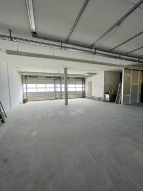 Foto - 260m² Lager Halle m.Laderampe+Büro+WC , 2x Sektionaltor 3,74m hoch Lagerhalle Produktion