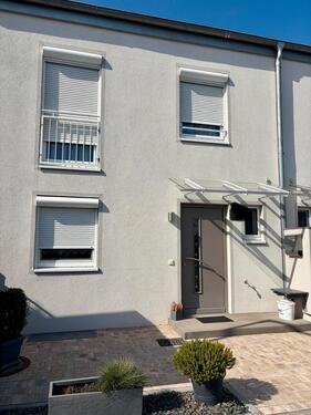 Foto - Modernes Reiheneckhaus, Massivbau, Vollisoliert, Energieeffizienz