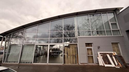 Foto - repräsentative Halle mit Glasfassade