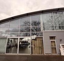 repräsentative Halle mit Glasfassade - Freiburg im Breisgau Brühl