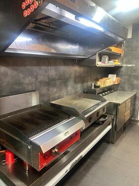 Foto - Voll ausgestatteter Fastfood-Laden im Stadtzentrum